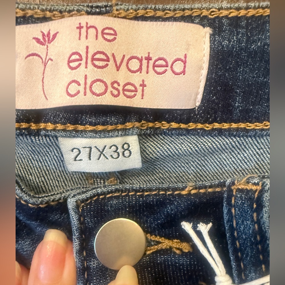 Elevated Closet NWT tall medium
wash denim 5 pocket flare.
MRP $100 sz 27/38 - Picture 3 of 11